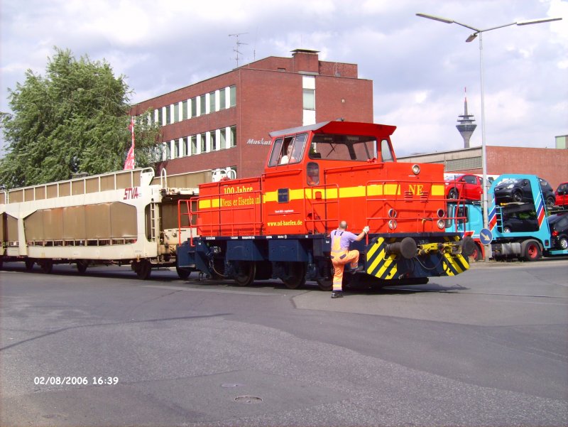 Die Kleine Lok der NE zieht ein leeren Autotransportzug aus den Hafen in Dsseldorf.02.08.06