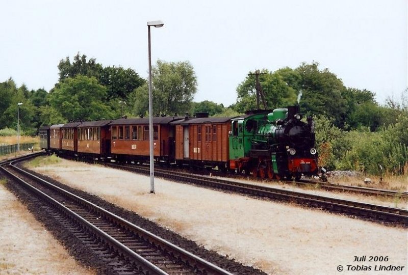 Die kleine polnische Lok mit dem Namen Vulcan fhrt in den Bahnhof von Putbus ein.