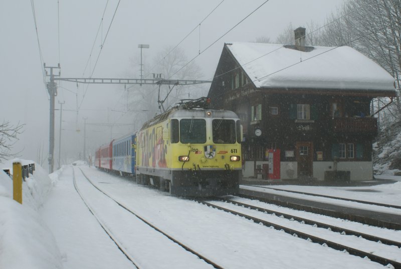 Die kleine Rote mal ganz bunt: Gelbe Ge 4/4 II, blauer Arosabahn  Reisezugwagen und dann Rhb-roter Anhang. 
Peist, den 3. März 2009