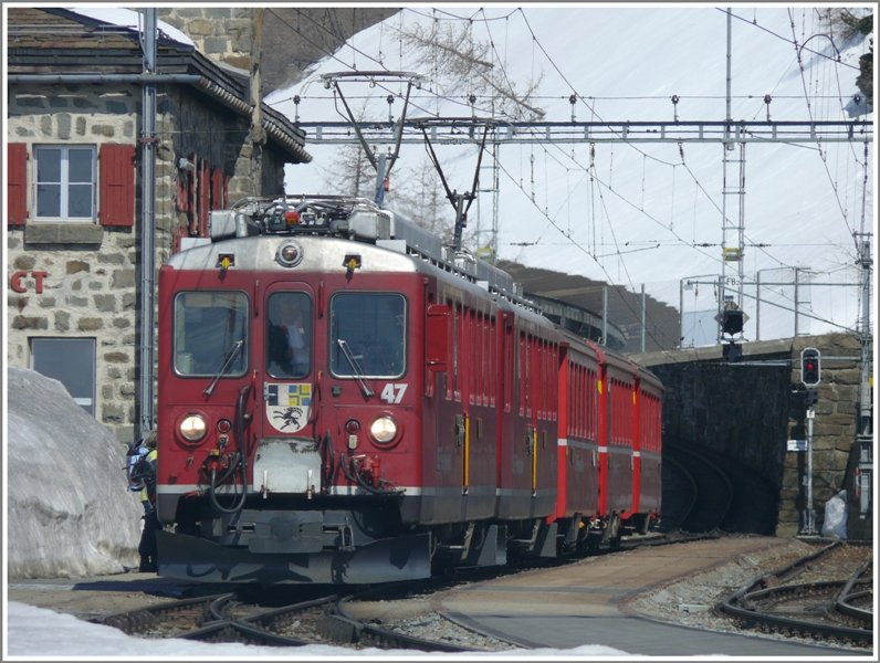Die  Kleine Rote  wie sie hier auch genannt wird, erscheint durch die Teleaufnahme riesengross. R1621 mit ABe 4/4 II 47 und 43 wartet in Alp Grm auf die Abfahrtszeit. (23.04.2009)