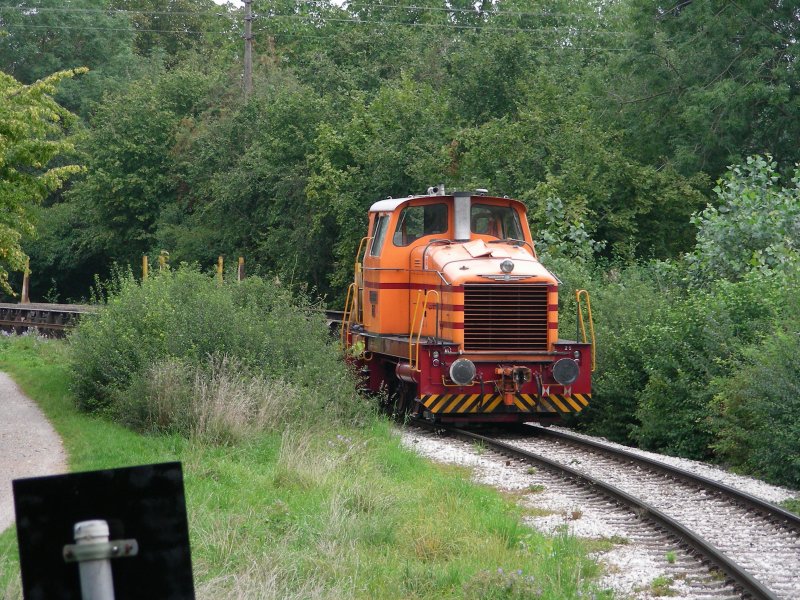 die Kleine wirkt wie Eine von der Gartenbahn
