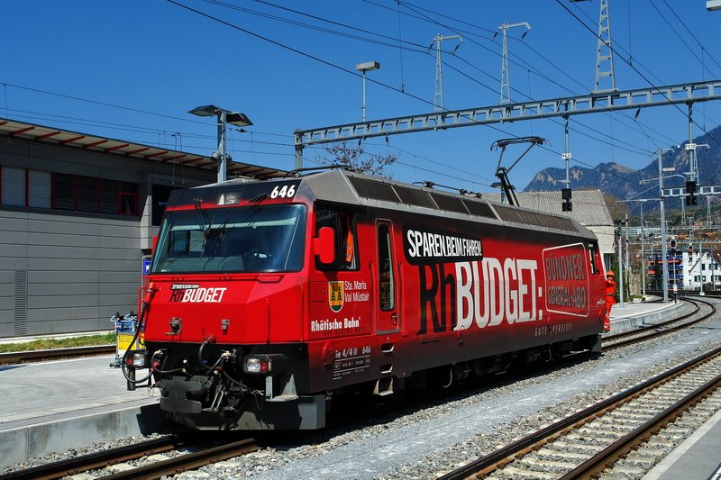 Die knallrote RhB-Lok Ge 4/4 III 646 beim Rangieren im Bahnhof Chur. 12.4.2007