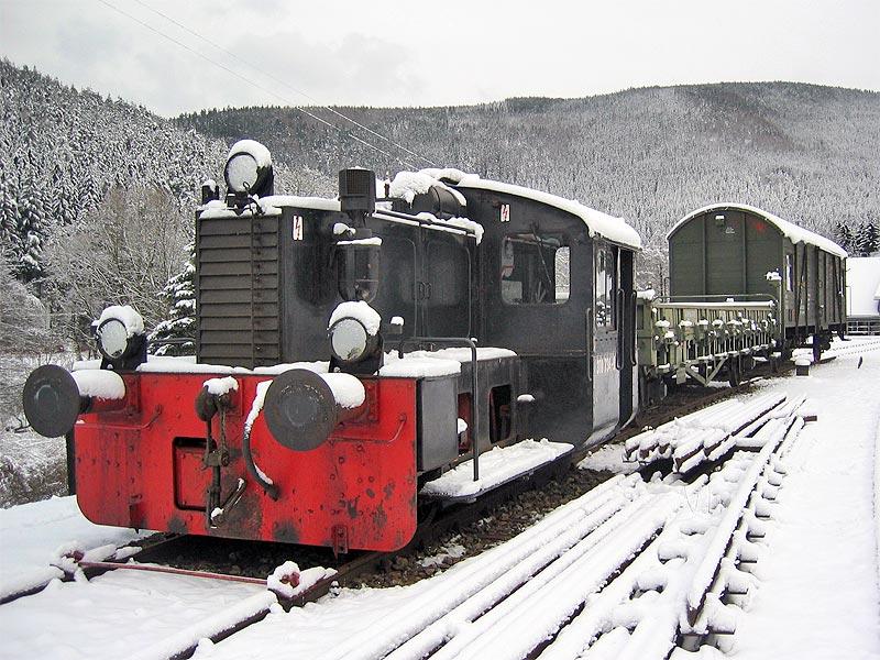 Die Kf (BR 310 734) mit historischem Gterzug.
28.12.2004