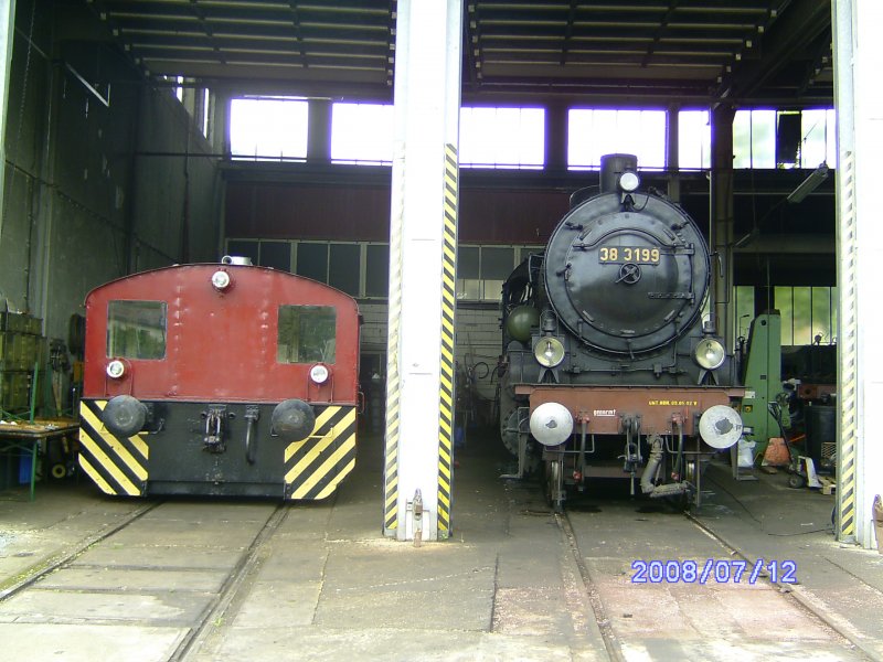 Die Kf des SEH steht am 12.7.2008 neben der betriebsfhigen Dampflok 38 3199 im Schuppen. 