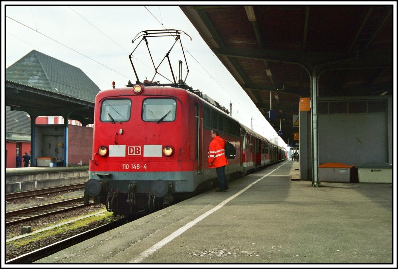 Die Klner 110 148 fuhr am 13.04.2007 als Vorspannlok vor dem RE9011  Maas-Wupper-Express  von Venlo nach Hamm (Westf). Aufgenommen im Endbahnhof. 