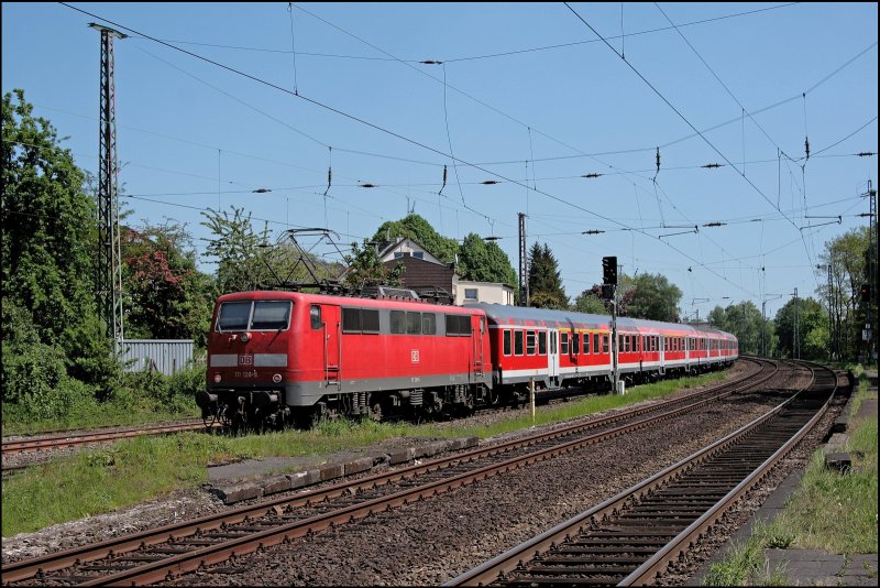 Die Klner 111 128 schiebt den RE13 (RE 9017)  Maas-Wupper-Express  nach Schwerte(Ruhr). Aufgenommen am 10.05.2008 in Westhofen.
