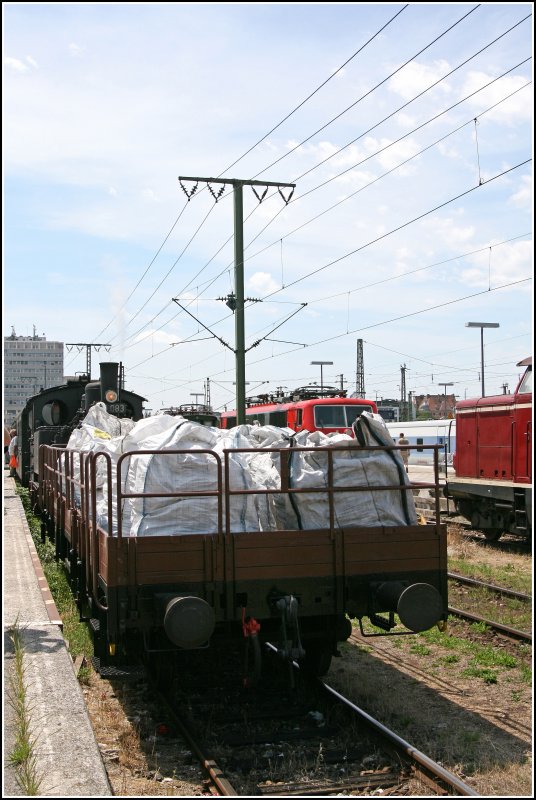Die Kohle kommt ;-) Steinkohle fr die 70 083 ist auf einem Flachwagen verladen. (01.07.07)