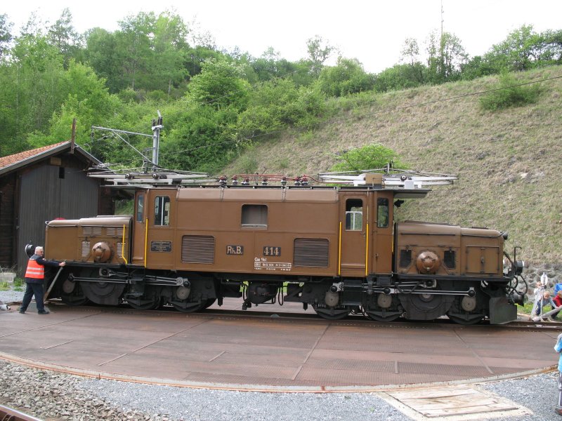 Die Krokodillok 414 steht in Filisur auf der Drehscheibe.
Da wegen Trockenheit nicht wie blich die Dampflok gedreht
werden konnte,wurde eben eine C`C 414 von den Mtter gedreht.