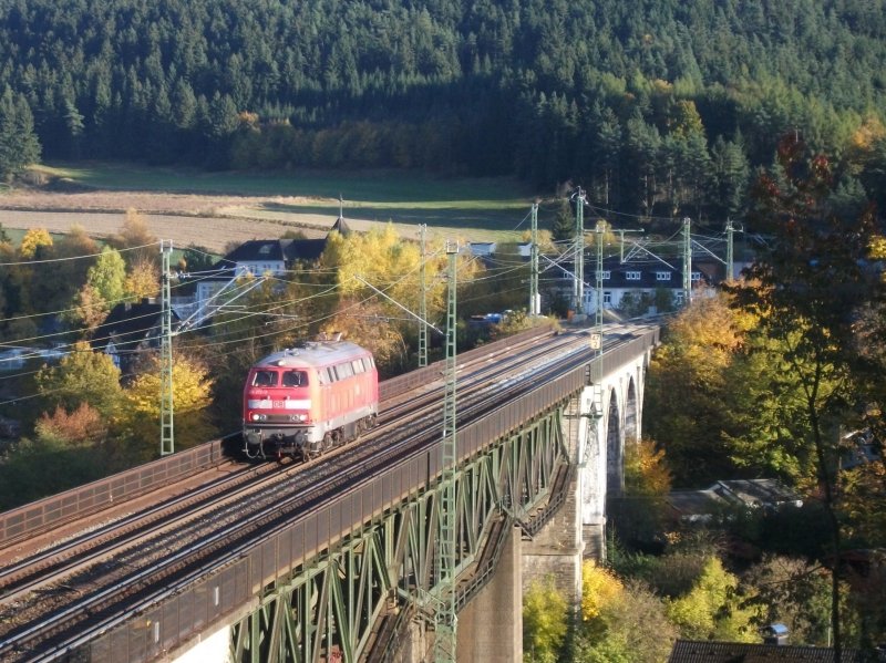 Die Kronacher 218 272 �berf�hrt am 19.Oktober 2012 das Trogenbachviadukt in Ludwigsstadt in Richtung Probstzella.