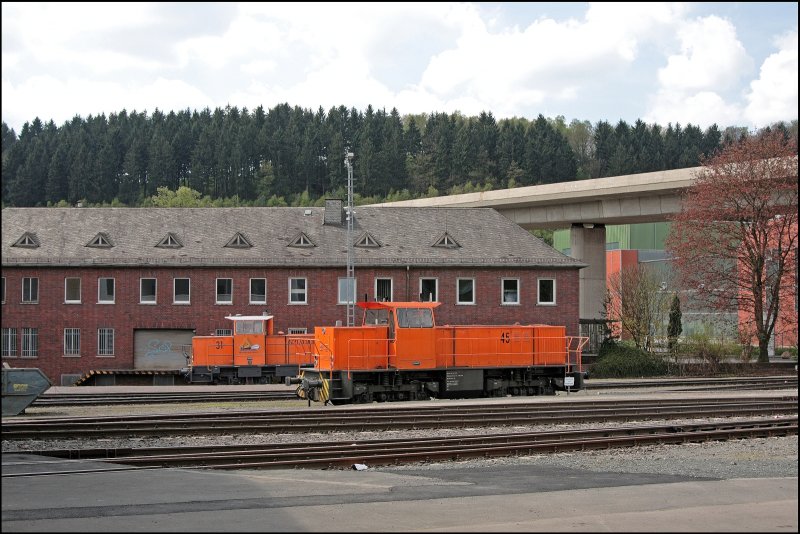 Die KSW-Loks 45 und 31 sonnen sich in der Mittagssone auf dem Betriebsgelnde der KSW in Siegen-Eintracht. Im Hintergrund ist die Zufahrt zur HTS zusehen. Lok45 ist eine MaK G1204 mit 1120KW Leistung und Lok31 ist eine Mak G763 mit 560KW Leistung.
