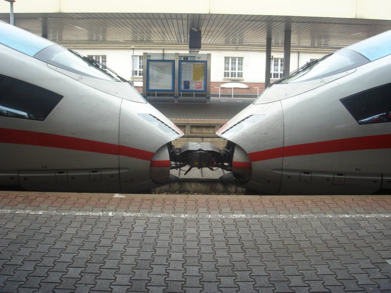 Die Kupplung 2er ICE3 Zge in Basel Badischer Bahnhof. Aufgenommen am 21.07.07