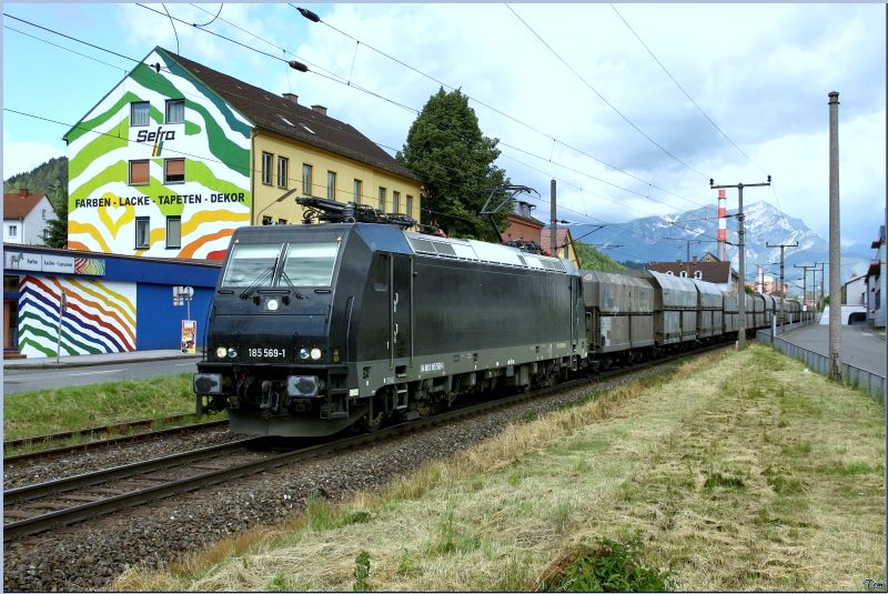 Die kurzzeitig an Cargoserv vermietete 185 569 f�hrt mit Erzzug 93006 von Donawitz nach Leoben.
Donawitz 12.06.2009