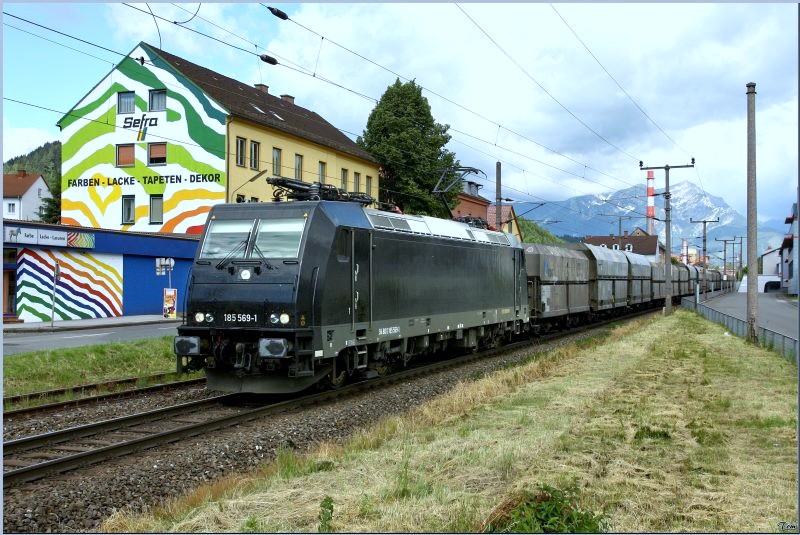 Die kurzzeitig an Cargoserv vermietete 185 569 fhrt mit Erzzug 93006 von Donawitz nach Leoben.
Donawitz 12.06.2009