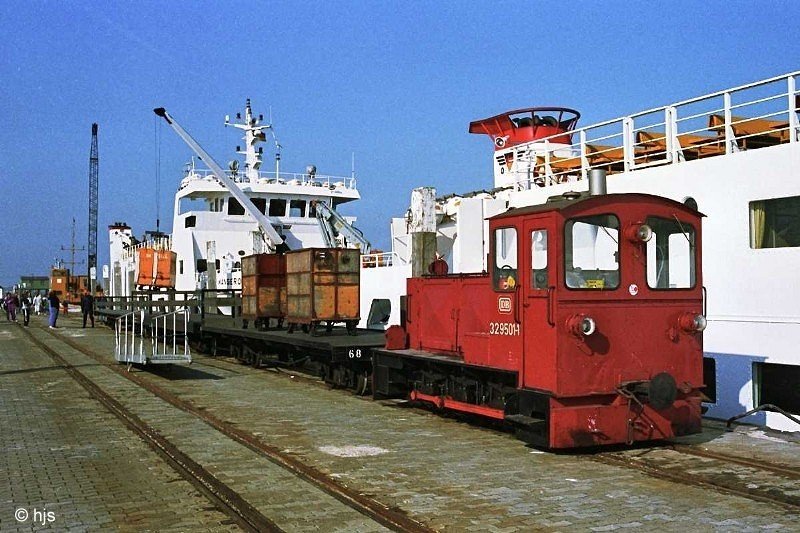 Die Ladettigkeit am Westanleger trifft bei den Feriengsten auf reges Interesse. Vorn Lok 329 501 (29. April 1990).