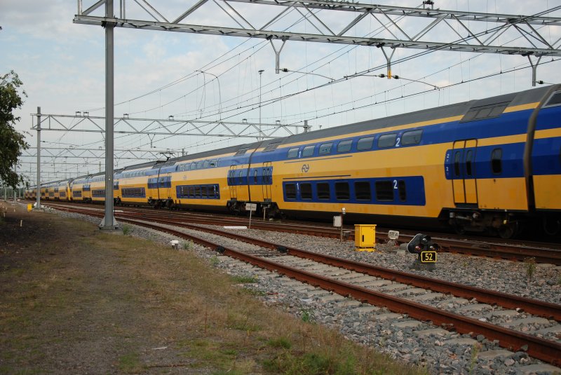 Die l�ngsten triebzuge der NS immer; zwei sechs teilige VRIM's die 8662 und 8653. Bahnhof 't Harde am 07/09/09.