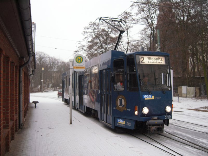 Die Landeskronen-Straenbahn in Richtung  Landeskrone  hlt am Bahnhof-Sdausgang.
Grlitz, 01.Jan 2009