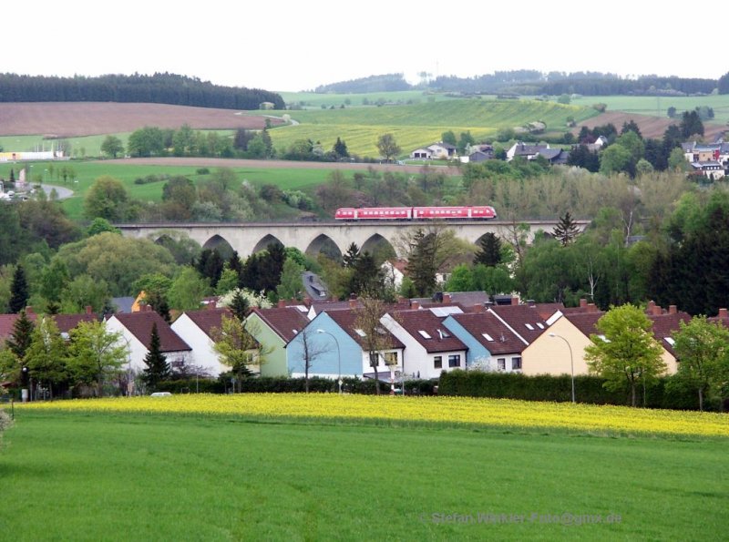 Die Landschaft wird bunt, die Huser sind es schon. Auerdem sind die genauso  zackig  anzusehen wie die Bgen des Unterkotzauer Viaduktes. Lange schon wollte ich dieses gesehene Motiv umsetzen....  Noch nicht 100 % aber immerhin hat es am 27.04.2009 schon mal geklappt.