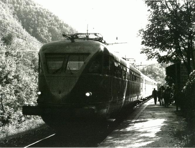 Die landschaftlich besonders reizvolle Strecke von Bologna ber Pistoia nach Firenze konnte man im Frhling 1983 noch in den eleganten Triebwagenzgen der Reihe ALe 883 erleben.
