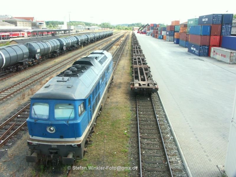 Die langjhrige Stammlok des Containerzuges fr Hof steht im Jahr 2007 neben den Anlagen des CTH - Containerterminal Hof und wartet auf neue Aufgaben. Seit 01.04.2009 kommt hier auch ein Tfz Namens ER20 zum Einsatz, aber diesmal von einem anderen EVU.....