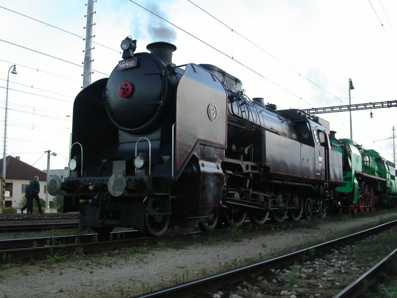 Die Langohrige 464.102 mit dem Slowakischen grnen Anton am Morgen
um 8.00Uhr im Bahnhof Kuty am 2.9.06.