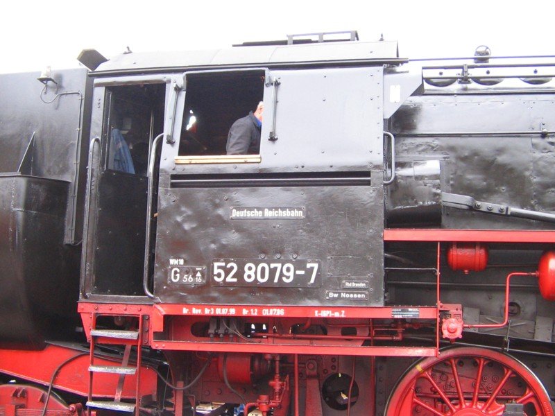 Die Laube von 52 8079 in Nossen. Man beachte das Gattungsschild, 07.04.07
Das erste mal, dass ich eine 52 mit ´nem Gattungsschild G56.16 gesehen habe. Wahrscheinlich auch die einzige