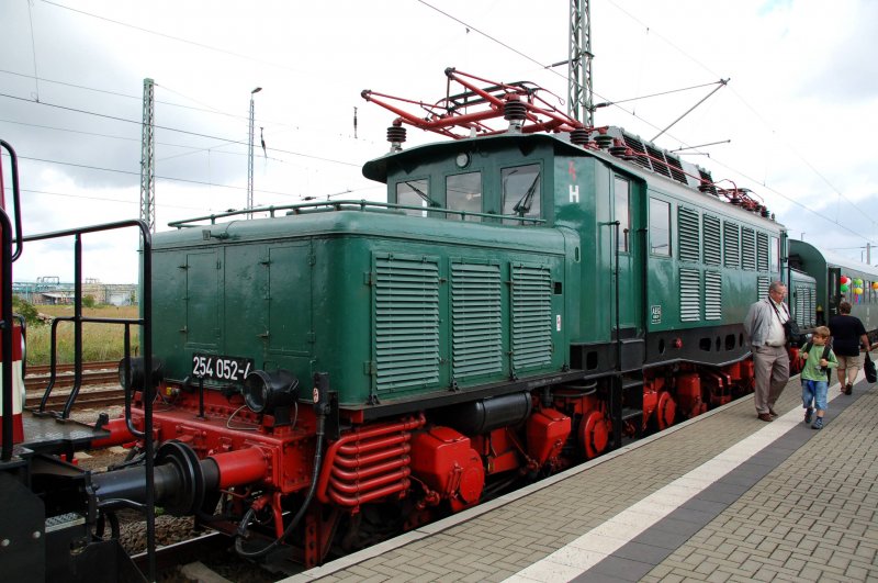 Die LEG stellte am 25.07.09 im Bahnhof Bitterfeld ihre 254 052 aus.