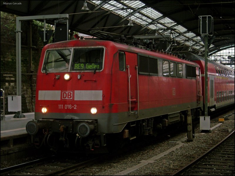 Die leicht verbeulte 111 016 wird diesen RE9 in wenigen Minuten nach Gie�en bringen. 15.3.2009