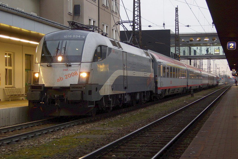 Die  leider-nein -RailJet-Designvorschlaglok 1016 034 am OIC 741 nach Wien Westbf, beim Stop in Wels. [27.03.08,18:13]