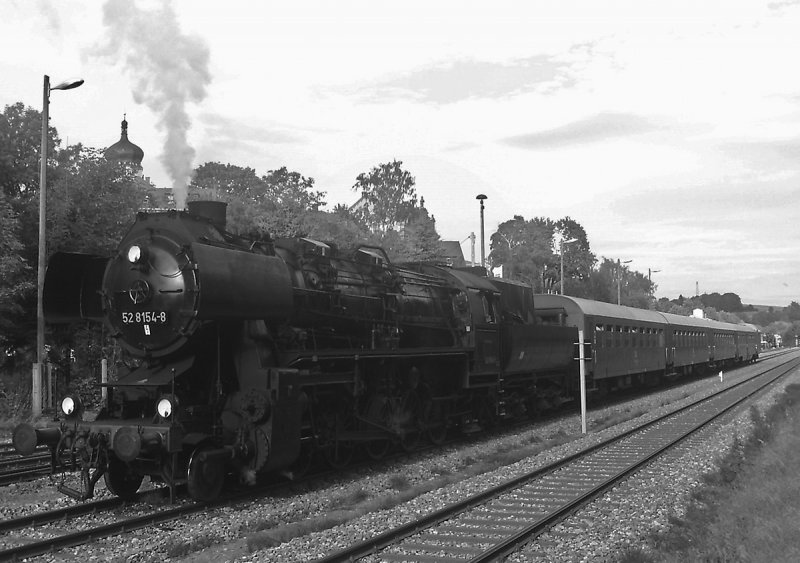 Die Leipziger 52 8154-8 steht mit dem Pendelzug zum Tag der Sachsen am 02.09.2006 in Marienberg.