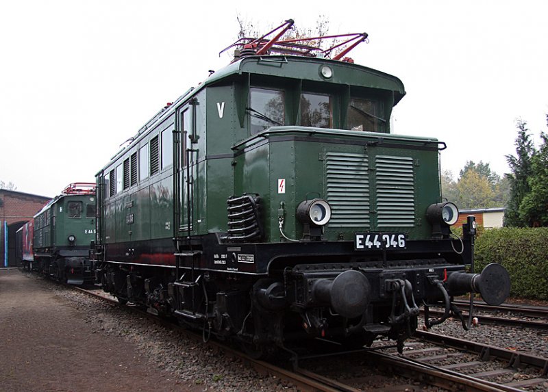 Die Leipziger E 44 046 verfgt noch ber ihr Fahrgestell im Originalzustand, zu erkennen an den acht Sandksten pro Seite. Auch sie war zum Saisonabschlu am 24.10.2009 in Leipzig-Plagwitz ausgestellt.
