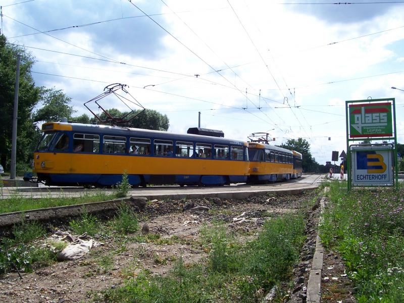 Die Leipziger Verkehrsbetriebe bauen in der Jahnallee einen Stra�enbahntunnel, damit dort die Stra�enbahn den Autoverkehr am Fu�ballstadion zur WM 2006 nicht behindert. F�r die gesamte Bauzeit gibt es dort parallel zur alten/ neuen Strecke eine 600m lange Interimsstrecke. 
Hier f�hrt eine Linie 15 gerade in den Beginn der Strecke an der Zeppelinbr�cke ein. Im Bildvordergrund sieht man das Gleisbett der urspr�nglichen Streckenf�hrung, die dann ab Mai 2006 wieder nutzen wird.