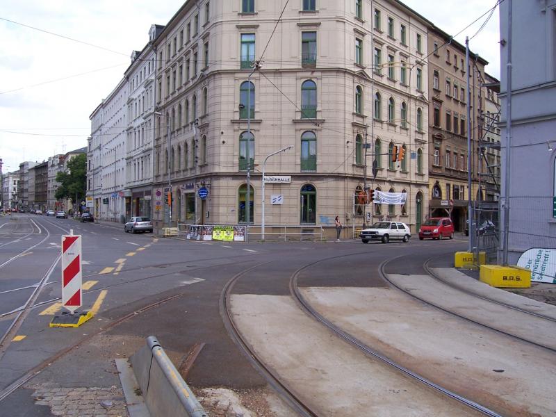 Die Leipziger Verkehrsbetriebe bauen in der Jahnallee einen Straenbahntunnel, damit dort die Straenbahn den Autoverkehr am Fuballstadion zur WM 2006 nicht behindert. Fr die gesamte Bauzeit gibt es dort parallel zur alten/ neuen Strecke eine 600m lange Interimsstrecke.
Hier sieht man die Kreuzung Waldplatz, wo sich die Interimsstrecke wieder aufwndig in die Stammstrecke einfdelt. Ab Mai 2006 fhrt die Linie 15 dann wieder geradeaus(links im Bild) und die Linie 8 nach rechts, um in die Innenstadt zu gelangen.