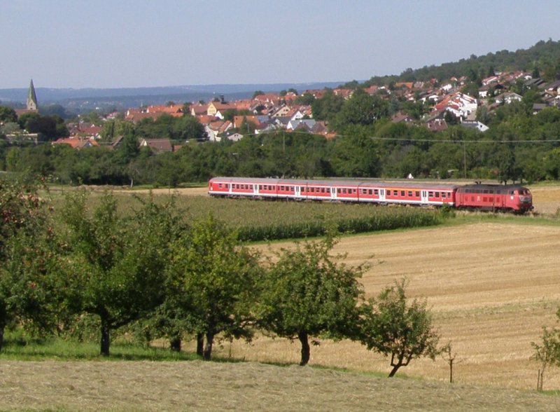 Die letzte aktive orientrote 218 ist die 218 156 aus Ulm. Hier sieht man sie an der Teckbahn, nahe des rtchens Brucken.