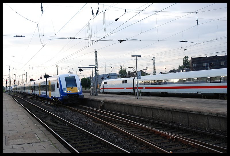 Die Letzte Am Heutigen Tag.NOB-Bahn Wird Gerade Im Bahnhof Hamburg-Altona Bereitgestellt Um Nach Westerland(Sylt)Zu Fahren.Daneben Der ICE Nach Hannover-HBF 04.07.07