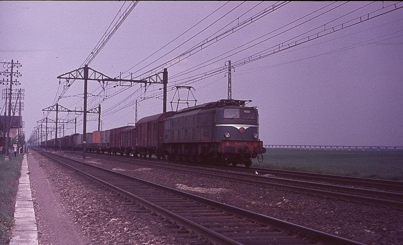 Die letzte Bauform der 2D2 9100 passiert in der Nhe von Orleans die Turbotrain Strecke der SNCF (die weie Linie im Hintergrund)