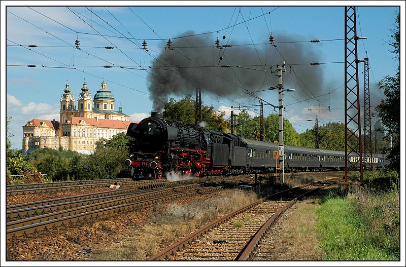 Die letzte Etappe der IGE Reise  Mit Volldampf zum Bosporus  bernahm am 29.9.2007 die deutsche lgefeuerte 01 1066. Die Aufnahme zeigt den Sonderzug 16610 von Wien nach Nrnberg bei der Scheinausfahrt aus dem Bahnhof Melk.