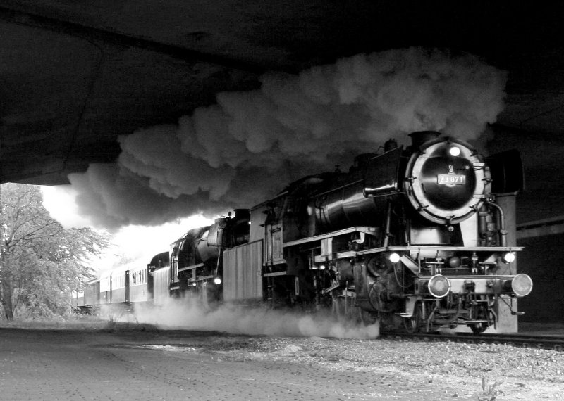 Die letzte fahrt des 1. mai 2008.
23 071 und 23 076 im doppel-traction unter der A1