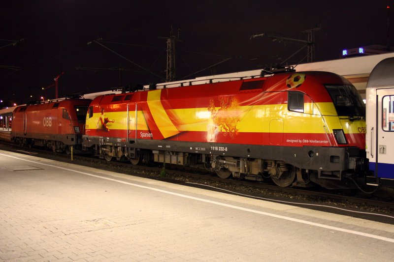 Die letzte �BB EM Werbelok 1116 232-8  Spanien  wartete mit der 1016 041-4 auf die Abfahrt mit dem EN Richtung Budapest keleti pu in M�nchen Hbf am 01.10.09. 