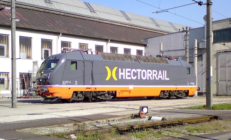 Die letzte der BB Reihe 1012 bereits mit der Hectorrail Bezeichnung 141 001 steht abfahrbereit in der HW Linz.
Aufgenommen am 19. September 2009 durch das offenstehende Eingangstor von der Unionstrae aus.
Wahrscheinlich wird sie noch am selben Tag nach Schweden berfhrt werden.