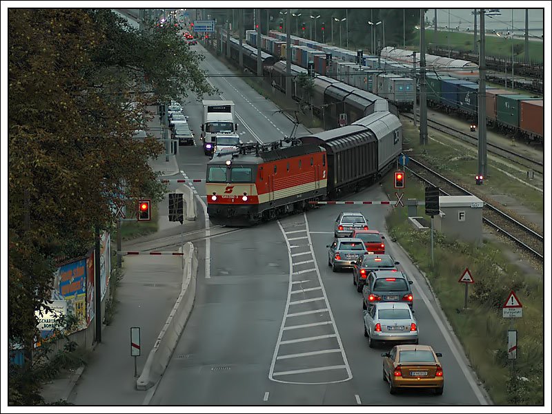 Die letzte schne 1044 mit Schachbrettdesign - 1044 092 am 17.8.2007 beim Verlassen des Wiener Donaukaibahnhofes vermutlich Richtung Wien ZvB. Die zweite 1044 im Schachbrettdesign, 1044 117, wurde mit einer weien!! Wortmarke an der Lokfront ja vor kurzer Zeit verschandelt. 1044 092 war vor kurzer Zeit brigens in Selztal, wo ihr Lack aufpoliert wurde. Wegen dem schlechten Wetter sieht man das aber auf dem Foto nicht so genau.