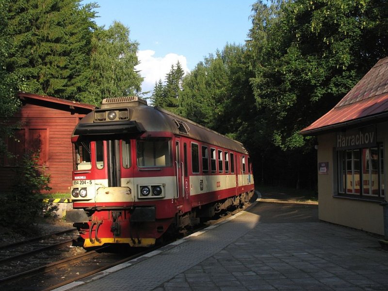 Die letzte Zug nach Tanvald (Os 204), bestehende aus die 854 204-5, ein Lokfhrer und die Schaffner (keine Passagiere!) steht abfahrtsbereit um 18:58 in Bahnhof Harrachov am 13-7-2009. Hoffentlich fahren in die Zukunft auch wieder Zge nach Polen und ist Harrachov keine Endbahnhof mehr.