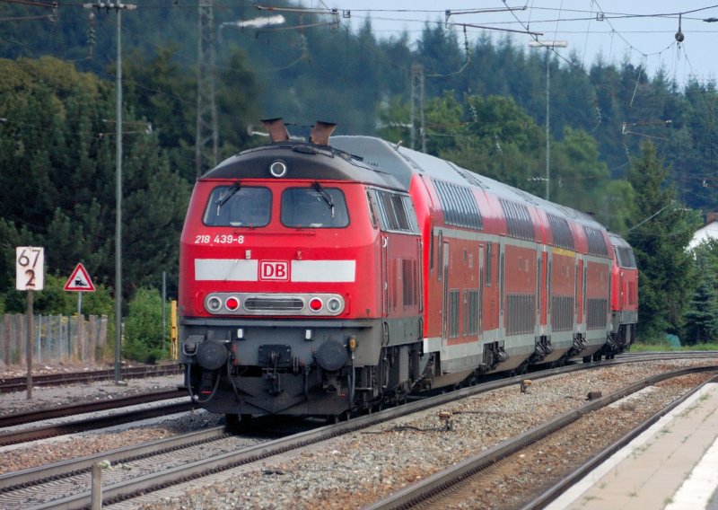 Die letzten Meter fr ein Sandwich mit Dieselmotor: 218 439-8 drckt zur Untersttzung ihrer Schwester den Interregioexpress nach Lindau ber die  Schwelle  der Geislinger Steige. Kurz nach Amstetten (Wrtt), 28.07.2008 . 