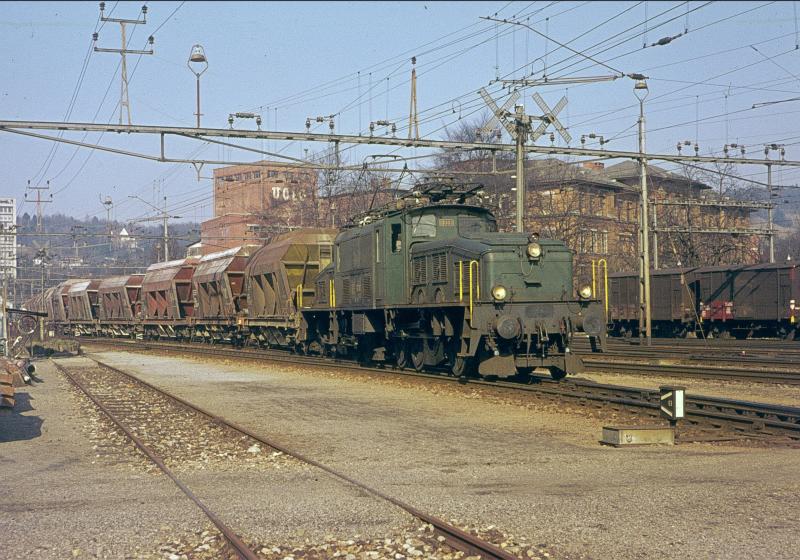 Die letzten regelmigen Leistungen der Krokodile Ce 6/8 der SBB waren die legendren Kieszge hier bei der Durchfahrt 1969 in Winterthur.