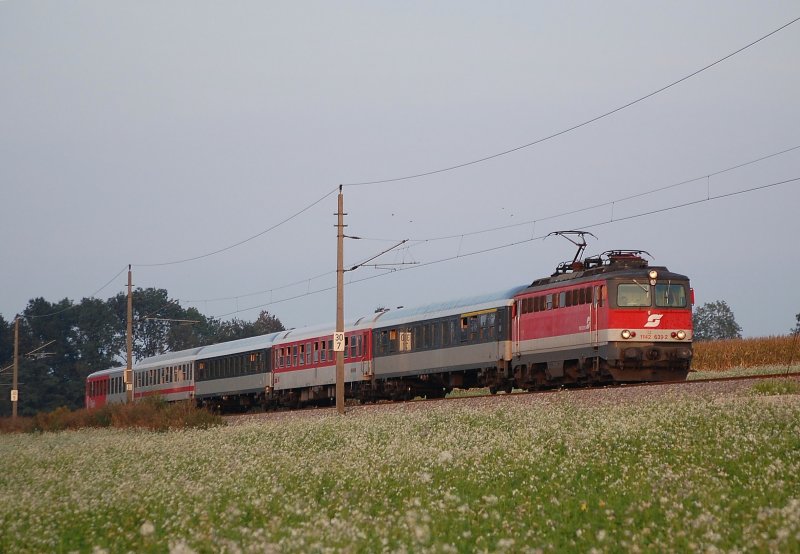 Die letzten Sonnenstrahlen am 20.09.2009
nutzte ich aus um ein Bild von der
1142 639 zu machen welche mit dem
IC 601 auf der Phyrnbahn zwischen Rohr und
Kremsmnster unterwegs war.