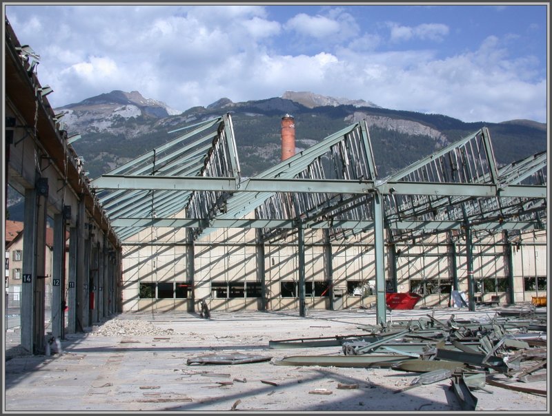 Die letzten Stunden der SBB Hauptwerksttte in Chur haben geschlagen. Die Hallen weichen einer Wohnberbauung mit freiem Blick auf den Calanda im Hintergrund. (15.09.2007)