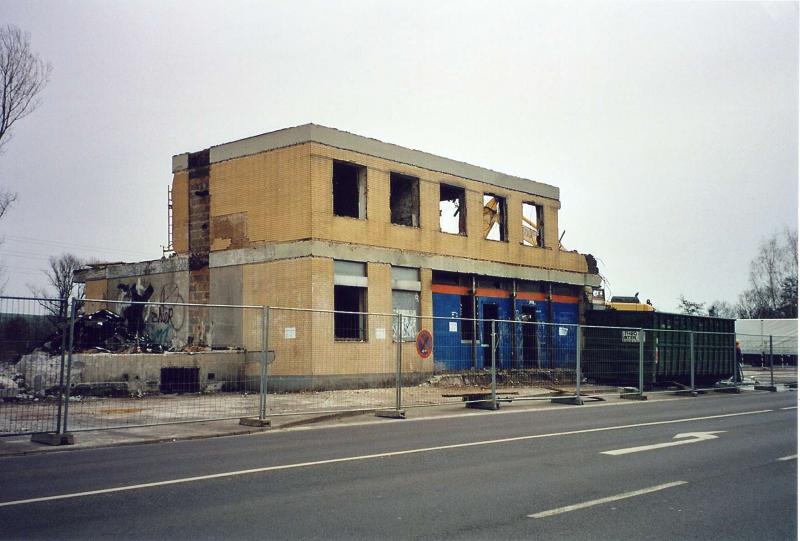 Die Letzten Tage des Bahnhof Blieskastel. Montag den 21.3.05 die Abrissarbeiten haben begonnen. Die Stra�enseite. Auch unser Freund wenn es um Verschrottungen geht darf nicht fehlen. Die Container f�r das Metal sind von Theo Steil.