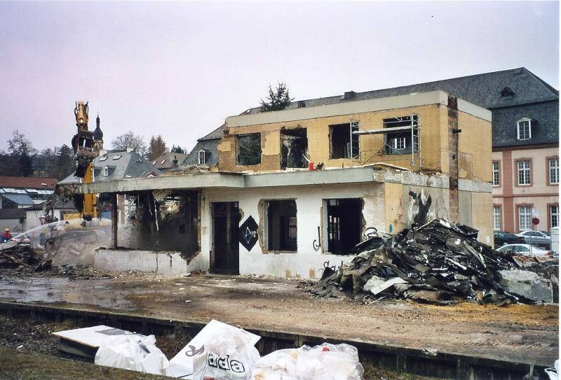 Die Letzten Tage des Bahnhof Blieskastel. Dienstag den 22.3.05 die Abrissarbeiten sind in vollem Gange. In der Fahrkartenausgabe ist gerade zu sehen wie die Decke einstrzt.
