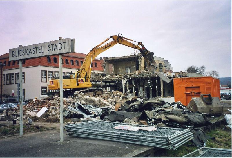 Die Letzten Tage des Bahnhof Blieskastel. Dienstag den 22.3.05 die Abrissarbeiten sind in vollem Gange.