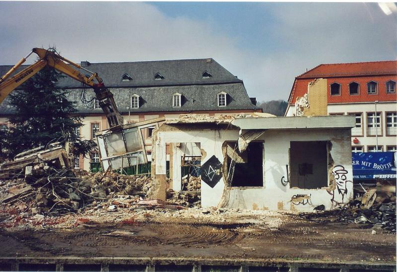 Die Letzten Tage des Bahnhof Blieskastel. Mittwochen den 23.3.05 die Abrissarbeiten gehen weiter. Nun muss die Schalterhalle dran glauebn. Wieviele Fahrgste wohl schon durch diese Tr gingen?