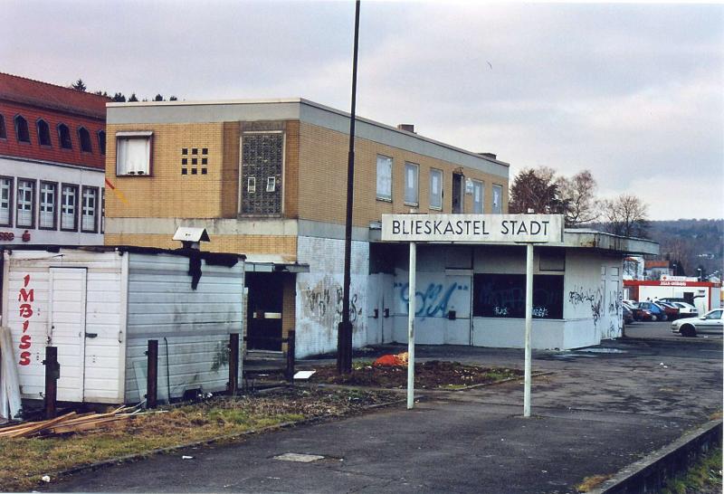 Die Letzten Tage des Bahnhof Blieskastel. Donnerstag den 17.3.05 Noch steht der Bahnhof komplett.
